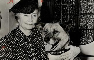 Barkless dog for Helen Keller. Helen Keller, amous mute and blind lecturer, has a new seeing eye. She is shown arriving at San Francisco with the Akit(...)