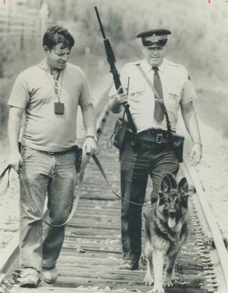 Searching for escaped murder suspect Donald Kelly, police dog Rook leads his handler, Gary Beacock of the Ontario Provincial Police post in Cochrane, (...)