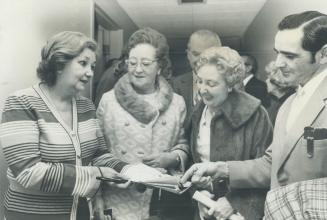 The past comes alive as actress Patsy Kelly (left) talks with Lotta Dempsey's guests Mrs