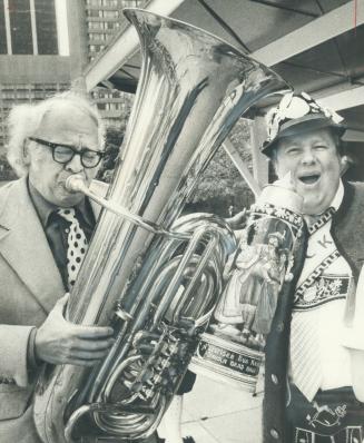 Trumpeting his last Hurrah. Toronto Alderman William Kilbourn trumpets a euphonious note on a tuba yesterday in Nathan Philips Square to herald start (...)