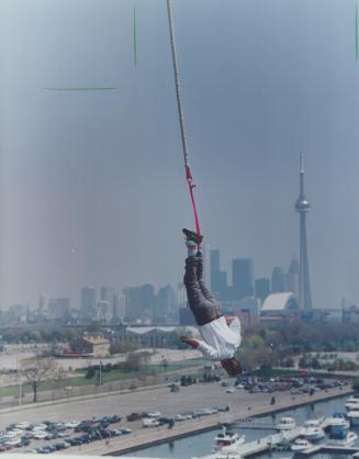 A head-over-heels view of Toronto - that's what this bungee jumper saw after leaping yesterday from a 49-metere (160-foot) tower, billed as the highes(...)