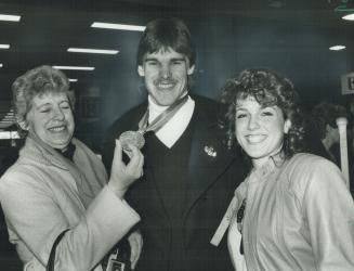 Hockey hero welcomed by proud mom, It's all smiles as Canadian defenceman Jeff Beukeboom shows off his junior hockey world championship medal to mom T(...)