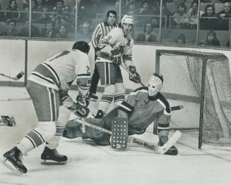 San Diego Mariners' goalie Ernie Wakely didn't get down in time to prevent Frank Mahovlich (27) of Toros from jabbing power play goal into net during (...)