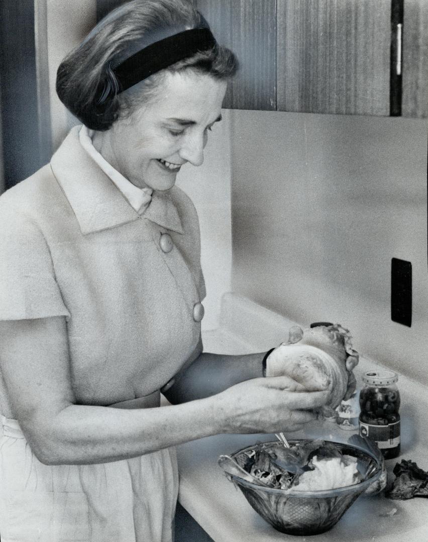 Paul Martin's wife prepares one of the salads that are a part of the rigorous diet Canada's minister of external affairs embarked upon some time ago. (...)