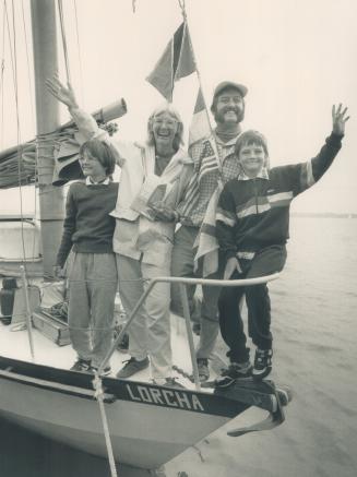 Welcome back, world sailors. Sailors Fiona McCall, Paul Howard and their childre Penny and Peter acknowledge welcome-back greetings from boats and spe(...)