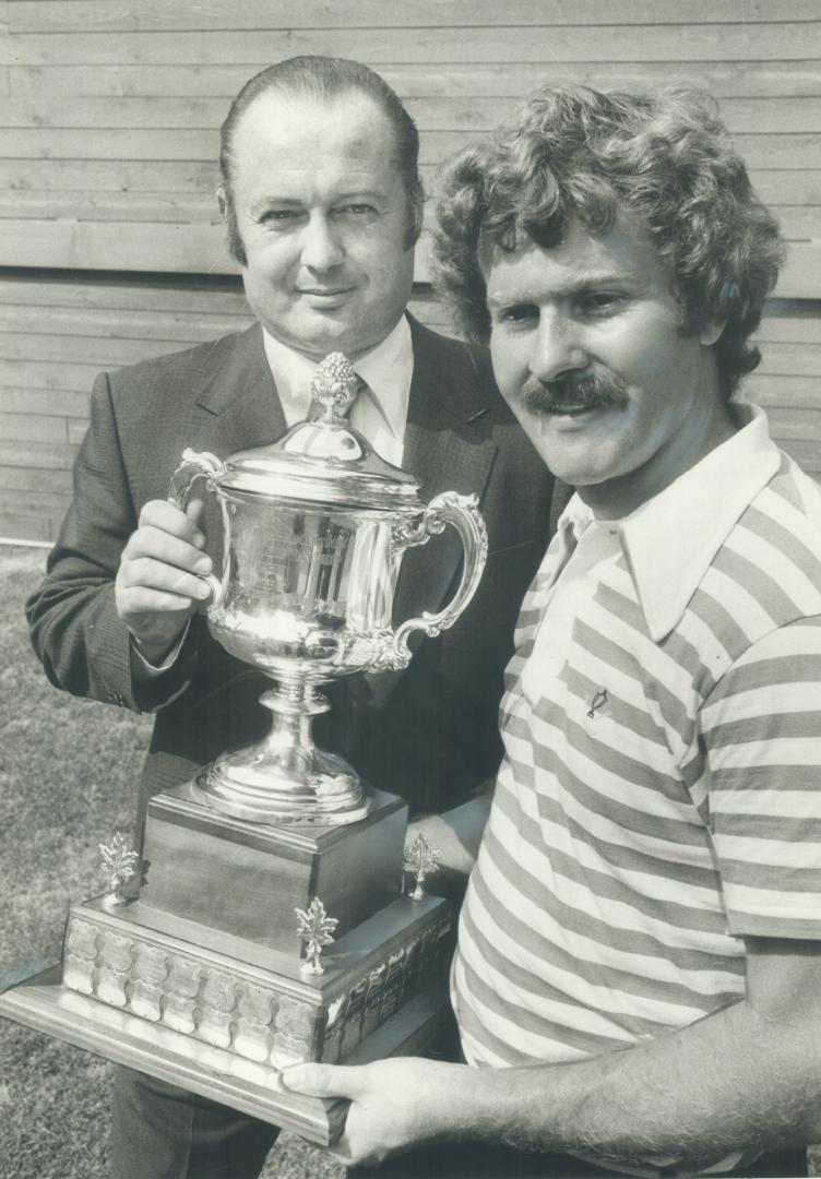 Sports editor Ken McKee presents The Star Trophy to Ontario Amateur winner Paul Davis