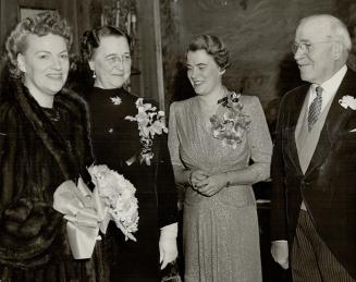 Gracie fields visits. Hundreds gathered at the beautiful Oshawa home of Mr. and Mrs. R. S. McLaughlin Saturday afternoon, to attend the annual chrysan(...)