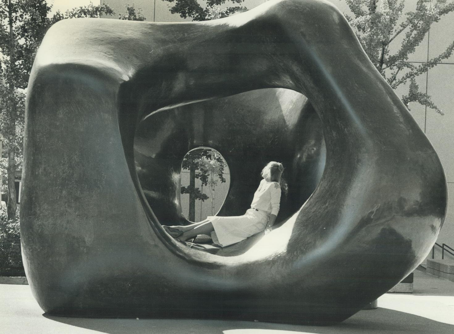 Art for lunch. Marilyn Bouma basks in the glow of early autumn sunshine outside in a crook of a Moore sculpture at Dundas and McCaul Sts. Marily, who (...)