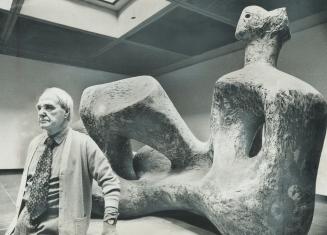A brief visitor to Toronto yesterday, sculptor Henry Moore looked in on placing of some of his works in the new Henry Moore Centre of the Art Gallery (...)