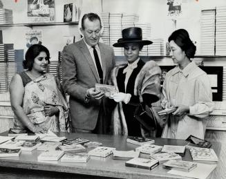 New shop for unicef. Singer Vaughn Monroe who's appearing at Royal York, turned up yesterday to help UN Association open UNICEF Christmas card shop at(...)