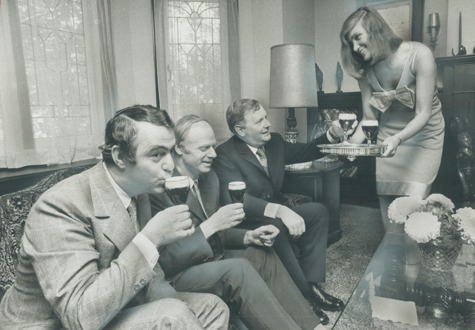 Irish coffee is great for sipping at the end of a Caravan tour, Above, Irishman Alderman Tony O'Donohue, left, enjoys Irish coffee with guests from Ir(...)