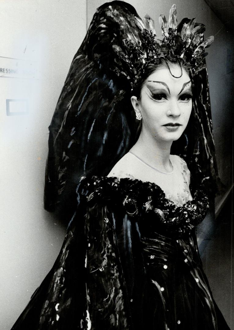 A sorceress at make-up. It takes ballerina Patricia Oney two hours to apply make-up for her role as the Black Queen in Swan Lake, starting tonight at (...)