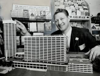A dream that died, Rev. Kenn Opperman happily showed a model of a proposed $18 million community centre for senior citizens in 1967. But City Council (...)
