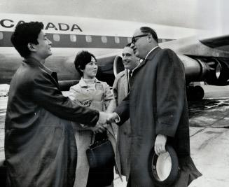 The mayor greets the Maestro. Mayor Givens greets Toronto Symphony conductor Seiji Ozawa and wife on arrival from Europe with members of the orchestra(...)
