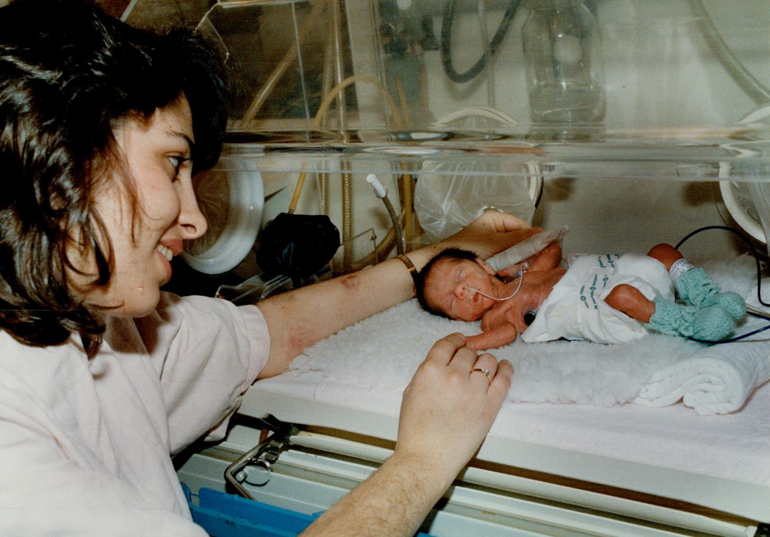 Mom finally touches baby Stephanie, Oriana Pais touched her baby daughter for the first time yesterday