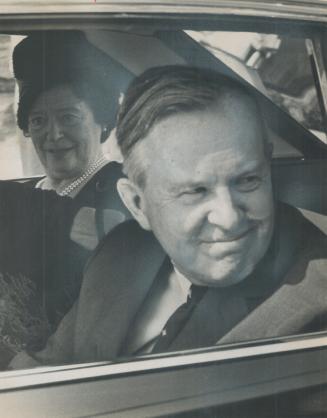Hometown tour of Toronto by Prime Minister Lester Pearson yesterday helped bring back memories of when he was a boy at Dewson St. School selling paper(...)