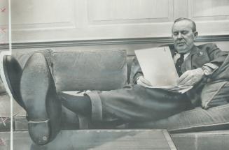 Lester Pearson puts his feet up as he relaxed for this exclusive picture last night by the star's Dick Darrell