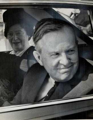 Hometown tour of Toronto by Prime Minister Lester Pearson yesterday helped bring back memories of when he was a boy at Dewson St. school selling paper(...)