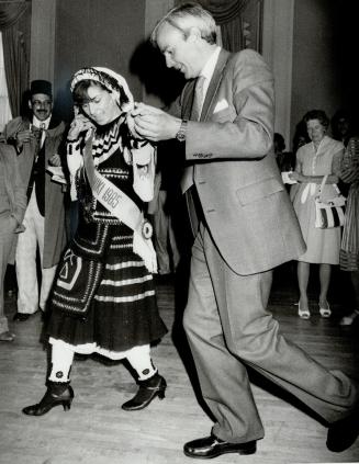 Smooth moves, Ontario Liberal leader David Peterson tries his hand at Greek folk dancing last night with Jemena Setetidis, 19, Miss Thessalonika, at a(...)