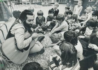 Entertaining children at Briarcrest Public School in Etobicoke, Raffi maintains his usually low profile -- school performances, benefits and concerts (...)