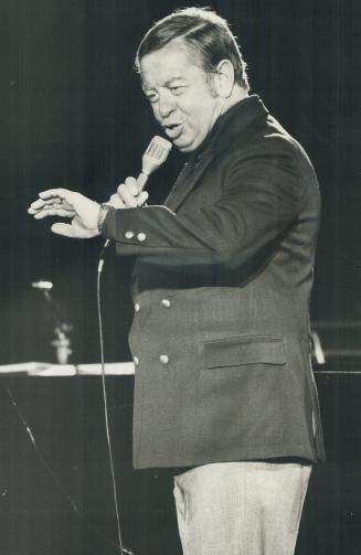 Stormy weather over the Forum last night didn't deter Mel Torme or the 2,000 spectators who came to listen to his renditions of old favorites. Star st(...)