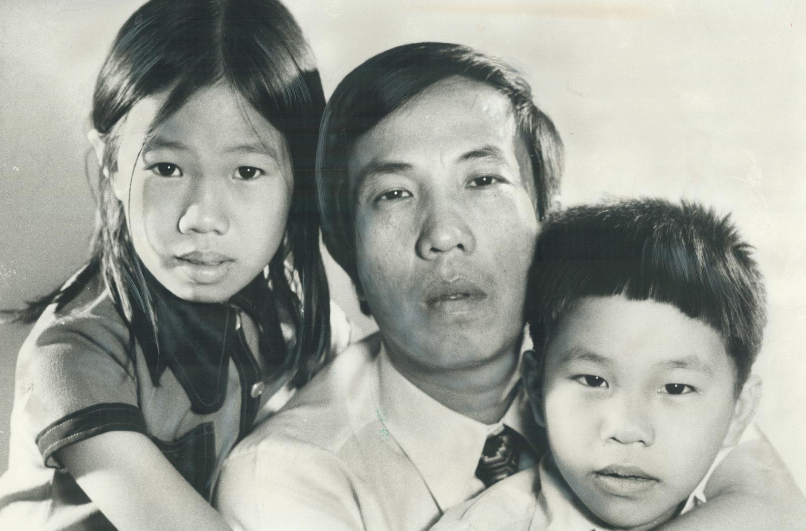 Vietnamese refugee Tran Nhat Duong, in Toronto with his children Thuy, 10 (left), and Hoang, 8 has learned that his wife and two other children are in(...)