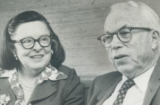 Hollywood movie pioneer King Vidor and his favorite companion, 70-year-old former 'flapper' of the 20s, Colleen Moore, are in Toronto to attend tonigh(...)