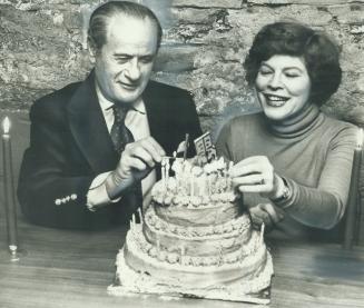 Thirty happy years together. A favorite husband and wife team in the theatre and on the silver screen, Eli Wallach and Anne Jackson celebrated their 3(...)
