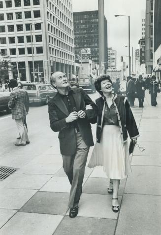 Checking out the sights. Taking time out to see Toronto, actors Eli Wallach and Anne Jackson strolled on Bloor St. yesterday, enjoying the welcome sun(...)
