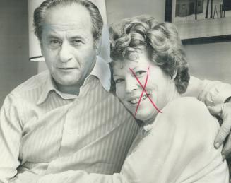 Eli Wallach snuggles with his wife of 28 years, actress Anne Jackson, between World Series innings as she tries to shake a cold. They were in Toronto (...)