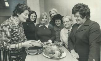 Star food writer Anne Wanstall, left, and her guests in The Star test kitchen, members of the Mothers' Group of the Big Brothers of Metro Toronto, are(...)