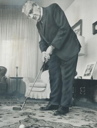 Senator Arthur Roebuck, getting ready to celebrate his 90th birthday tonight, still enjoys a game of golf and consistently breaks 90. He's not above s(...)