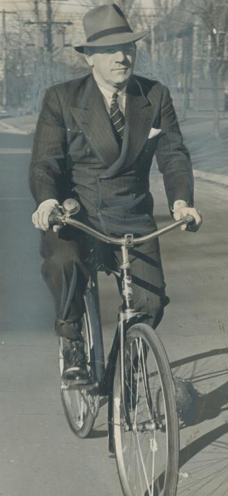 Popular mayor often takes bicycle rides around city, unrecognized by the passing crowds