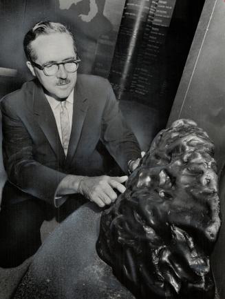 386-Pound Meteorit at Royal Ontario museum. Dr. V. B. Meen si museum's chief mineralogist