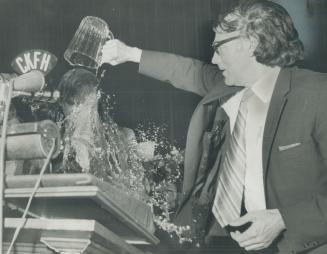 Cooling off the opposition, civil rights attorney William Kunstler, counsel for the defence in the recent Chicago Seven conspiracy trial, pours a pitcher of water over the head of conservative Edmund Burke Society spokesman Paul Fromm, during confrontation last night at University of Toronto's Convocation Hall