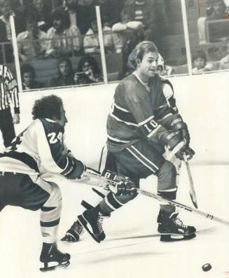 Right wing capitalist: No loner on ice, top-shooting Guy Lafleur is high scorer in marketplace, too, where his agent classifies him as the most prolific pay producer in Canada with endorsations and his own line of cosmetics and clothing
