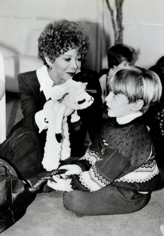 Making friends: Shari Lewis and Lambchop make friends with Benjamin Miller, 5, at Roy Thomson Hall, where Lewis will conduct concert.