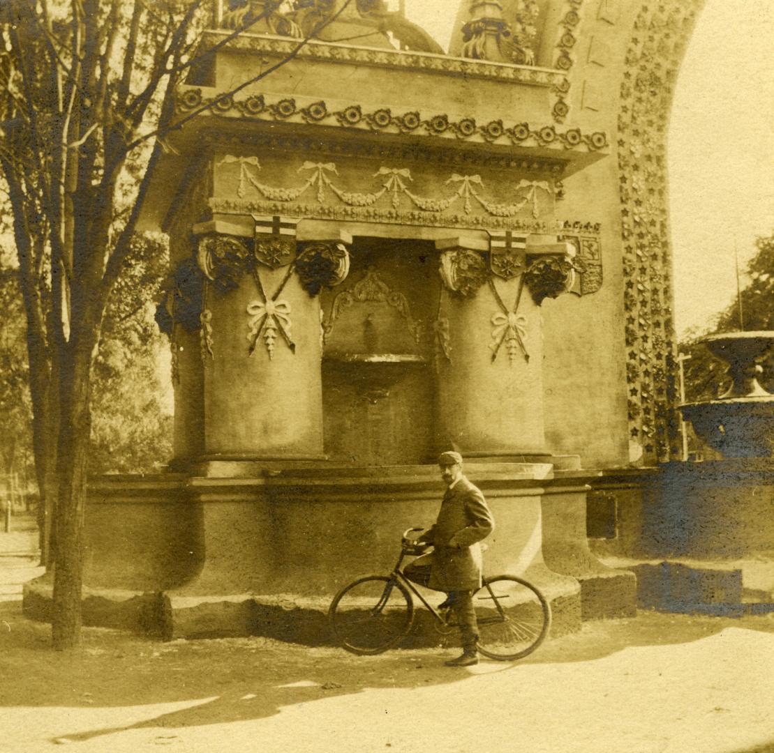 George V, visit to Toronto, arch at Queen's Park Crescent, north of College Street