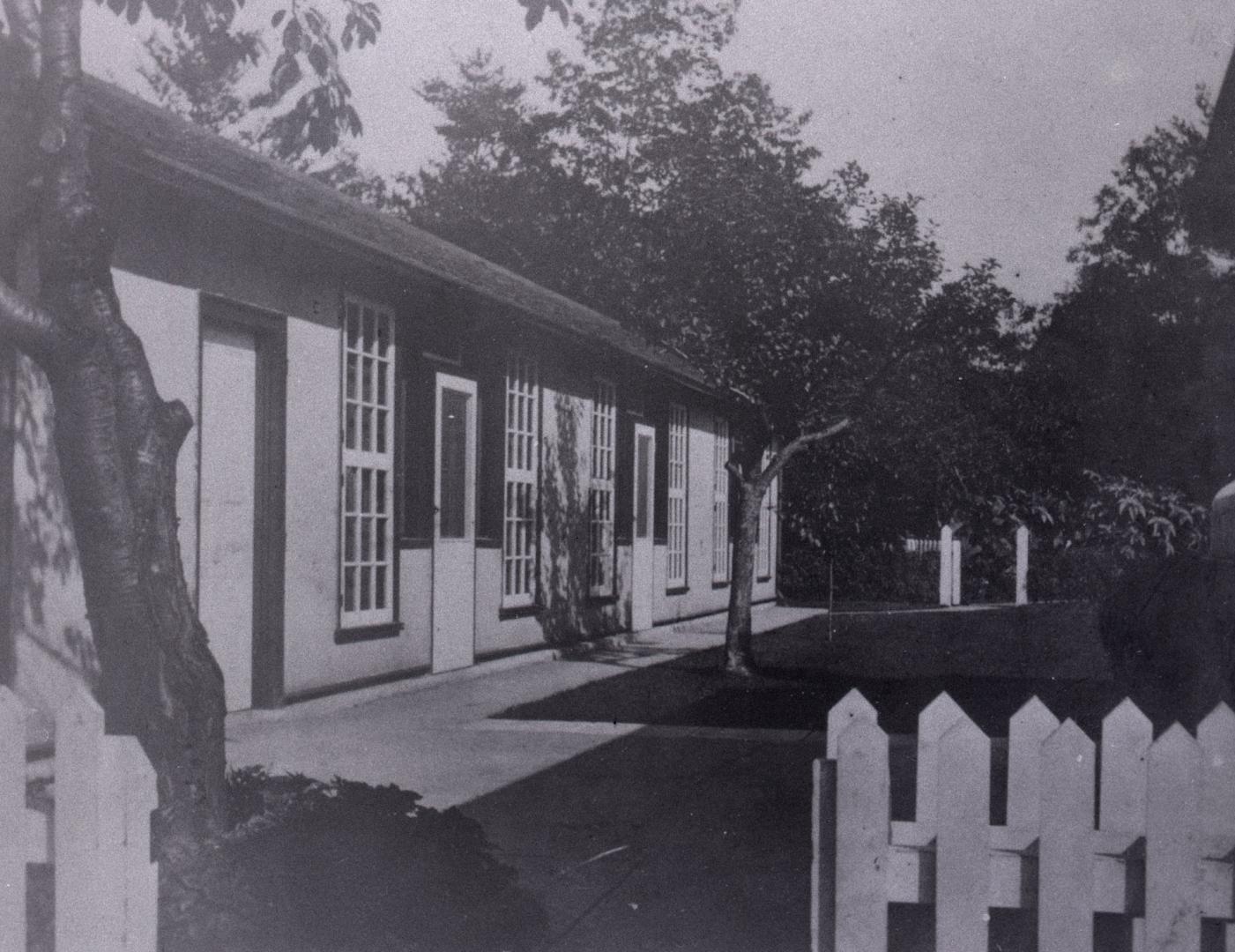 Davis, Emma J., house, Norwood Road., west side, opposite Swanwick Avenue (formerly considered to be on north side Benlamond Avenue), poultry house