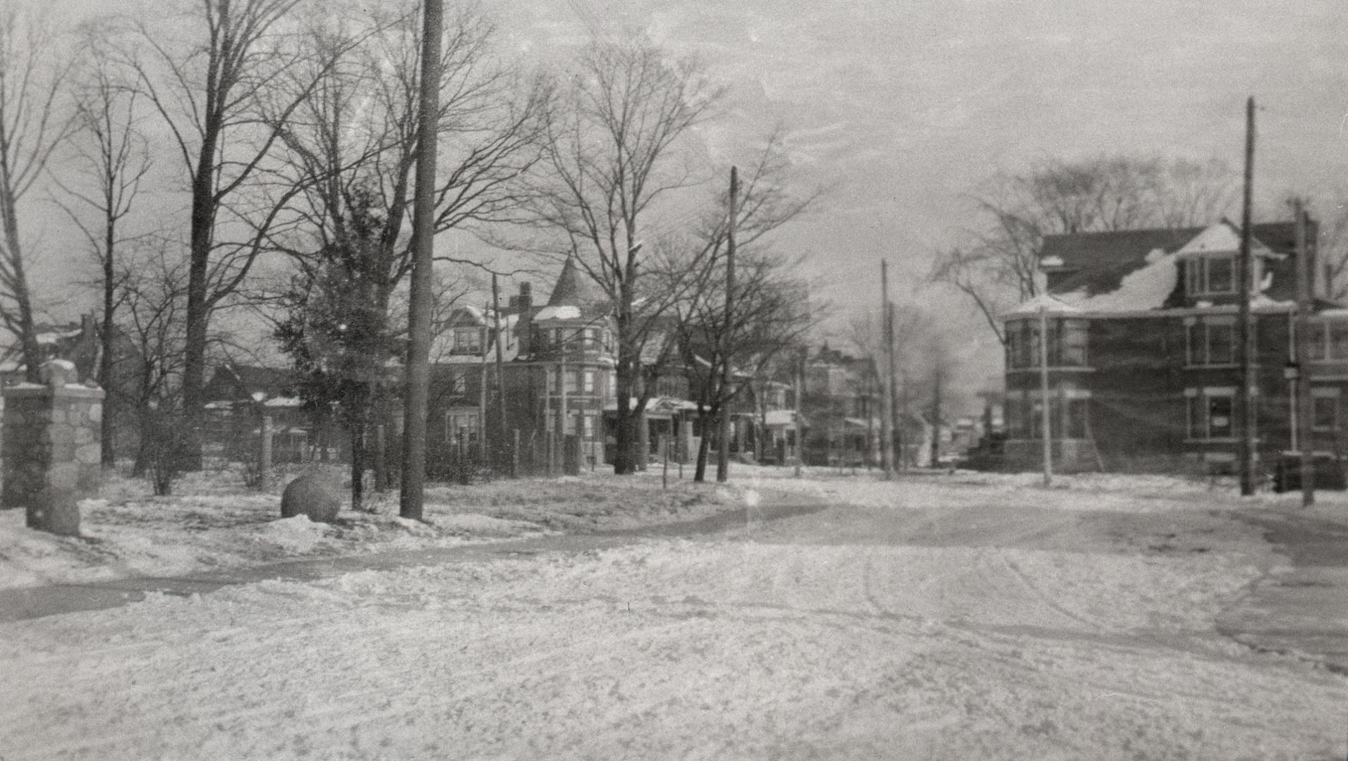 Playter Crescent, looking e. from head of southern section of Playter Boulevard