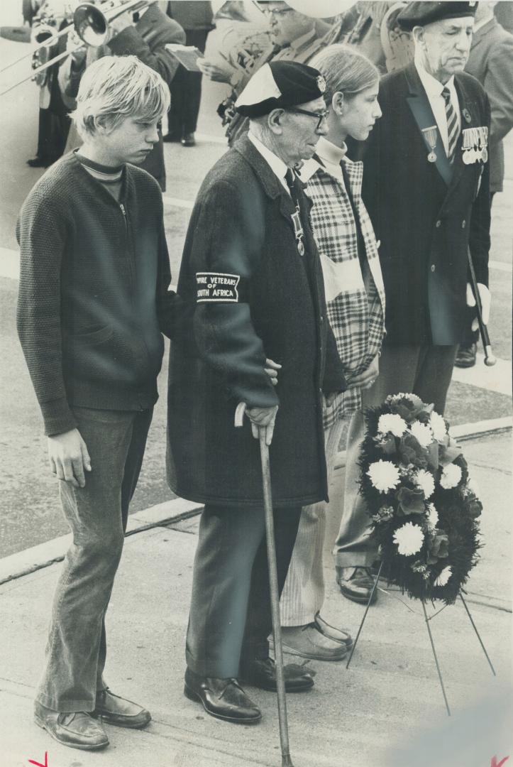 Bowing their heads silently today at war memorial outside Sunnybrook military hospital, Rhonda Cohen (right), 14, and Brian Watts, 13, of Zion Heights(...)