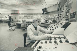Bill Clark works in space-age control room of world's most efficient nuclear generating station