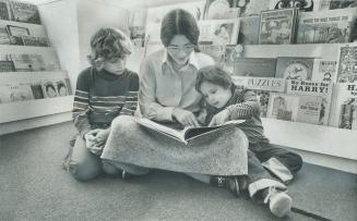 Children's books are their business but the Sarick family has to take time out from running their shop to enjoy a good story themselves. Judy Sarick, (...)