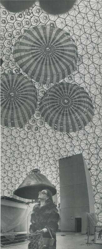 Destination moon is U.S. attraction. Three 63-foot parachutes support Apollo space module