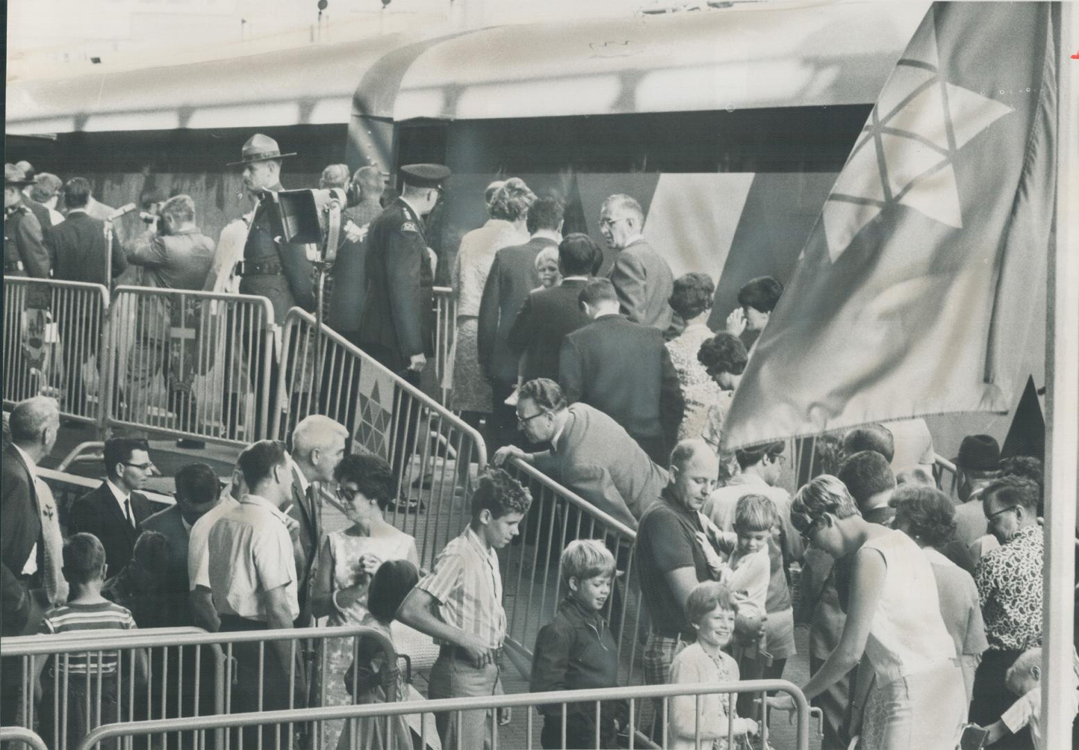 Six carloads of Canadiana, The Confederation Train rolled into Toronto today and a crowd of 1,000 was on hand behind the Coliseum building at Exhibiti(...)