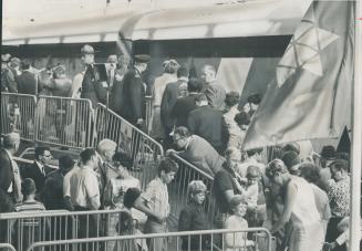 Six carloads of Canadiana, The Confederation Train rolled into Toronto today and a crowd of 1,000 was on hand behind the Coliseum building at Exhibiti(...)