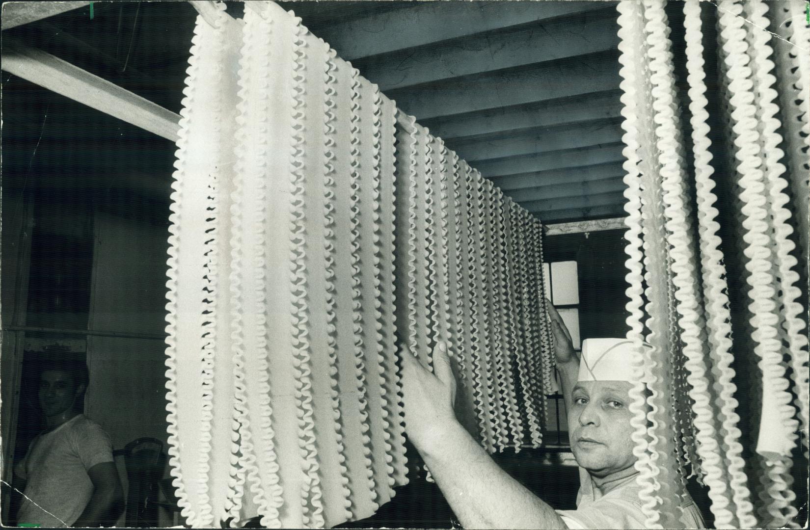Most Canadians buy factory-made pasta, like these lasagna noodles Pietro La Franco puts on a drying rack in a Toronto factory. The most nutritious pas(...)