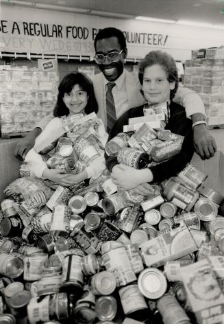 Do-it-yourself food drive, Teacher Opiyo Oloya and students Clara Scaglione and Adriano Pagliaroli, both 11, help deliver some of the 454 kilograns (1(...)
