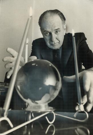 Gazing into the future, that is just biding its time in his crystal ball, Toronto fortune-teller Norman Johnstone predicts that Calgary Stampeders wil(...)
