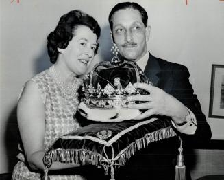 Mr. And Mrs. Allan with replica of scottish crown